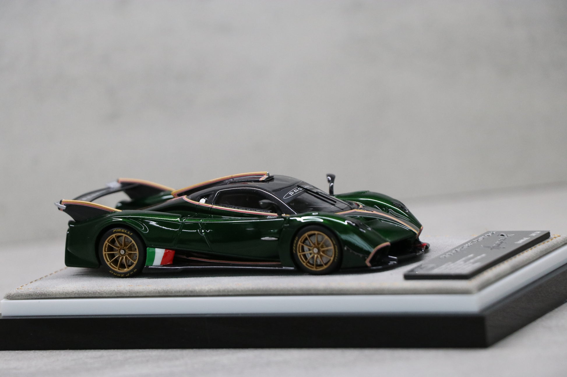 Pagani Huayra R in Transparent Verde Smeraldo — e90f215d055db154566509b7caeaba20