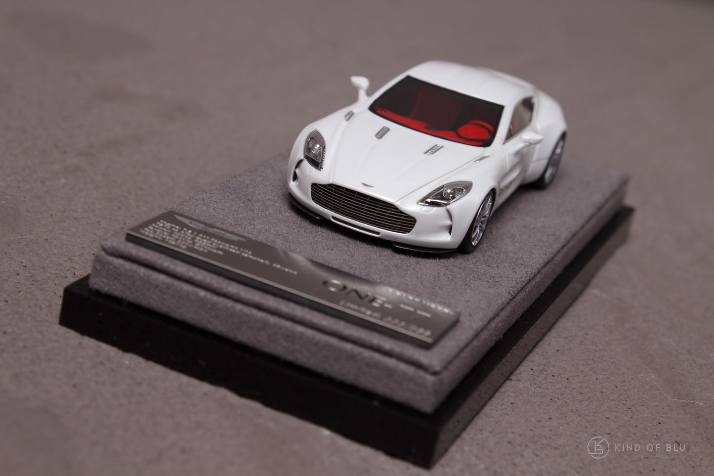 Aston Martin One-77 in Morning Frost White 1:64 — lg64002d 4