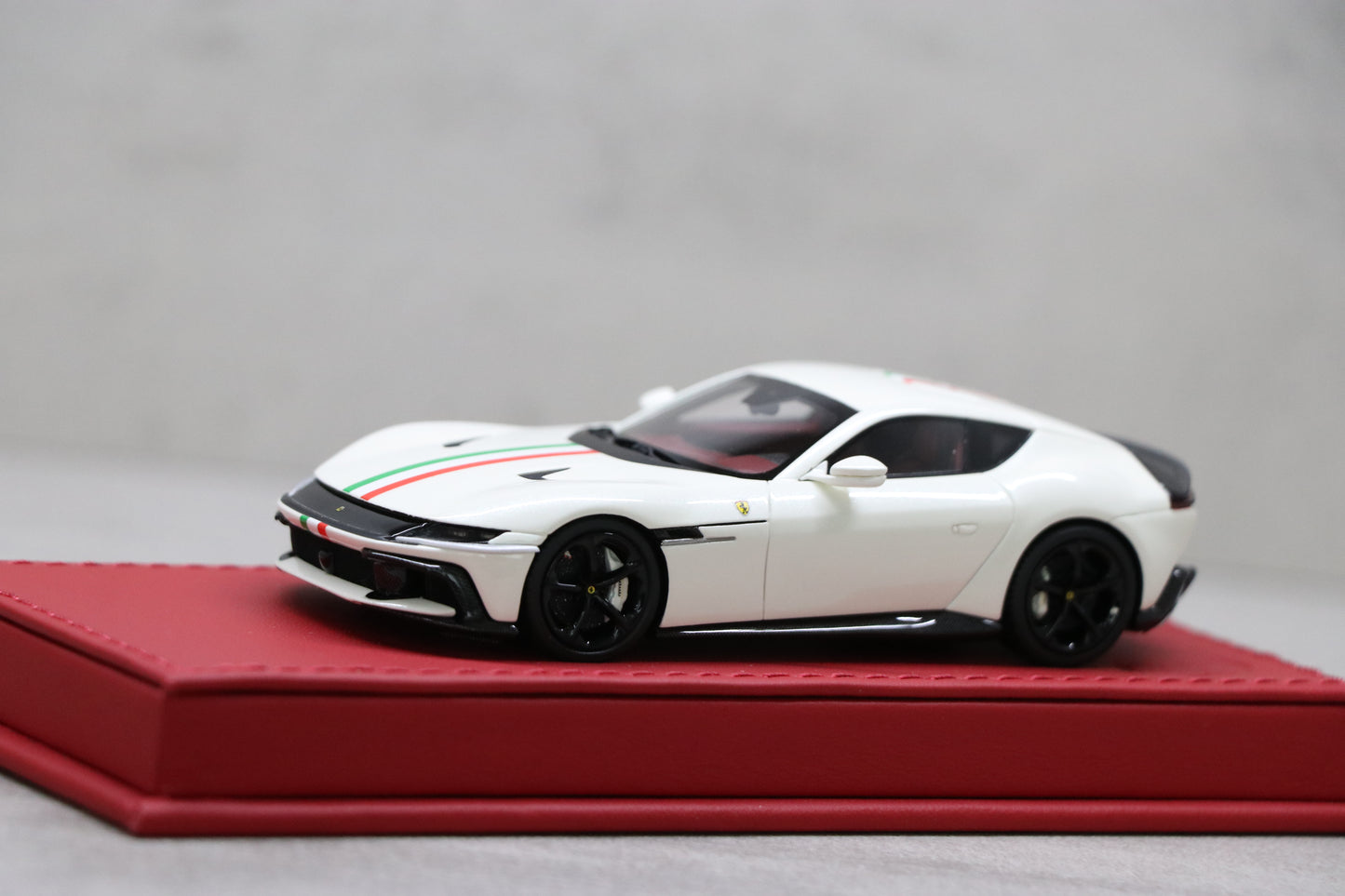 Ferrari 12 Cilindri in Bianco Italia with Italian Stripe - 8