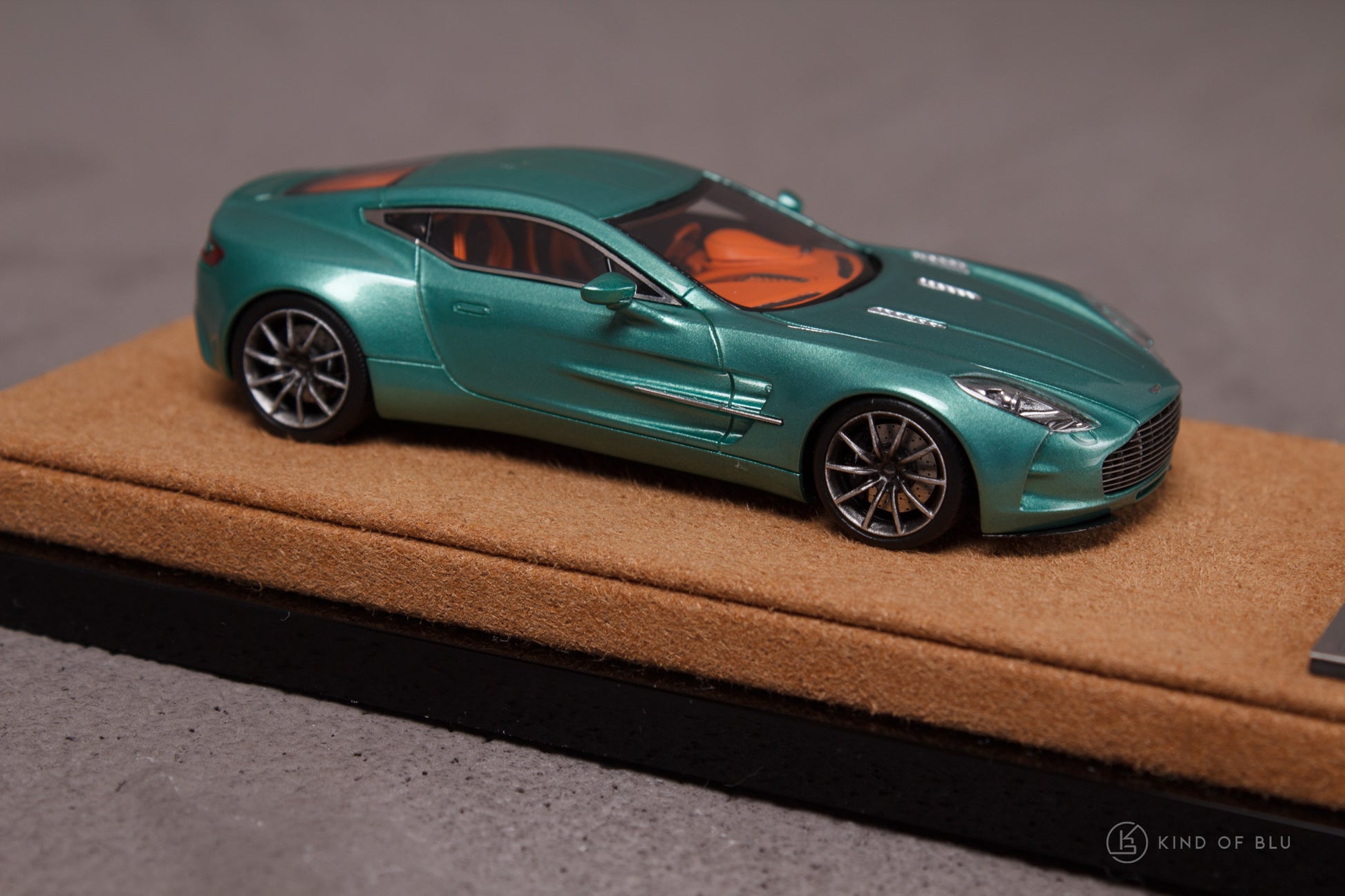 Aston Martin One-77 in Green Pearl 1:64 — lg64002b 2