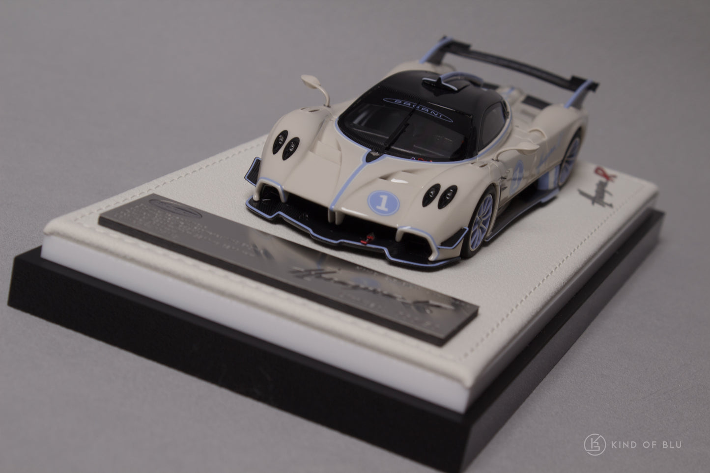 Figart 1:43 Pagani Huayra R in Lilium Blu - LG43KOB003-8.jpg
