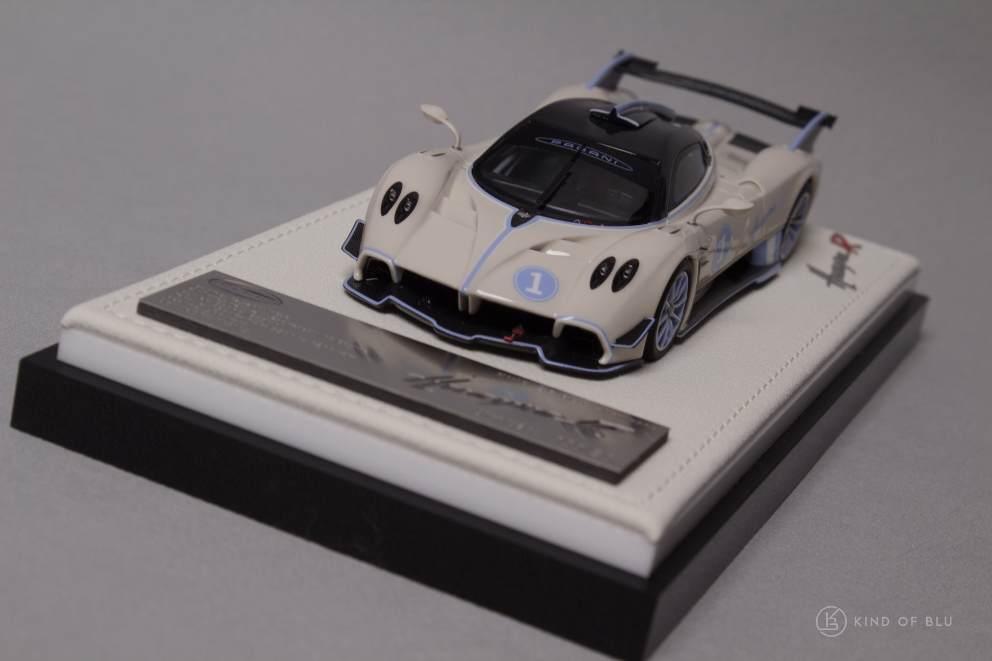 Figart 1:43 Pagani Huayra R in Lilium Blu - LG43KOB003-8.jpg