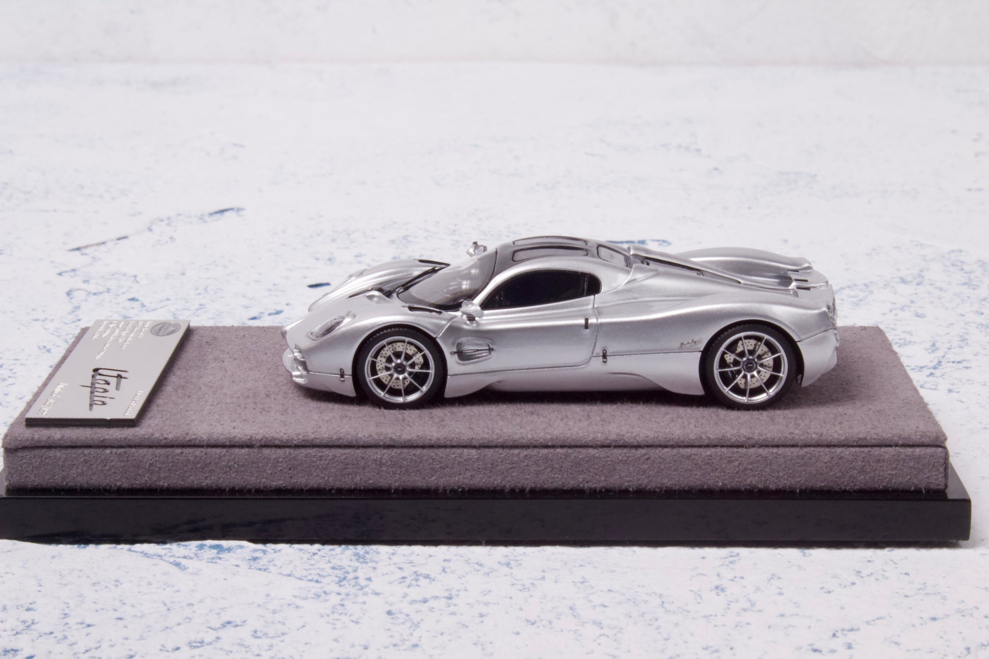 Pagani Utopia in Light Silver Metallic — 02
