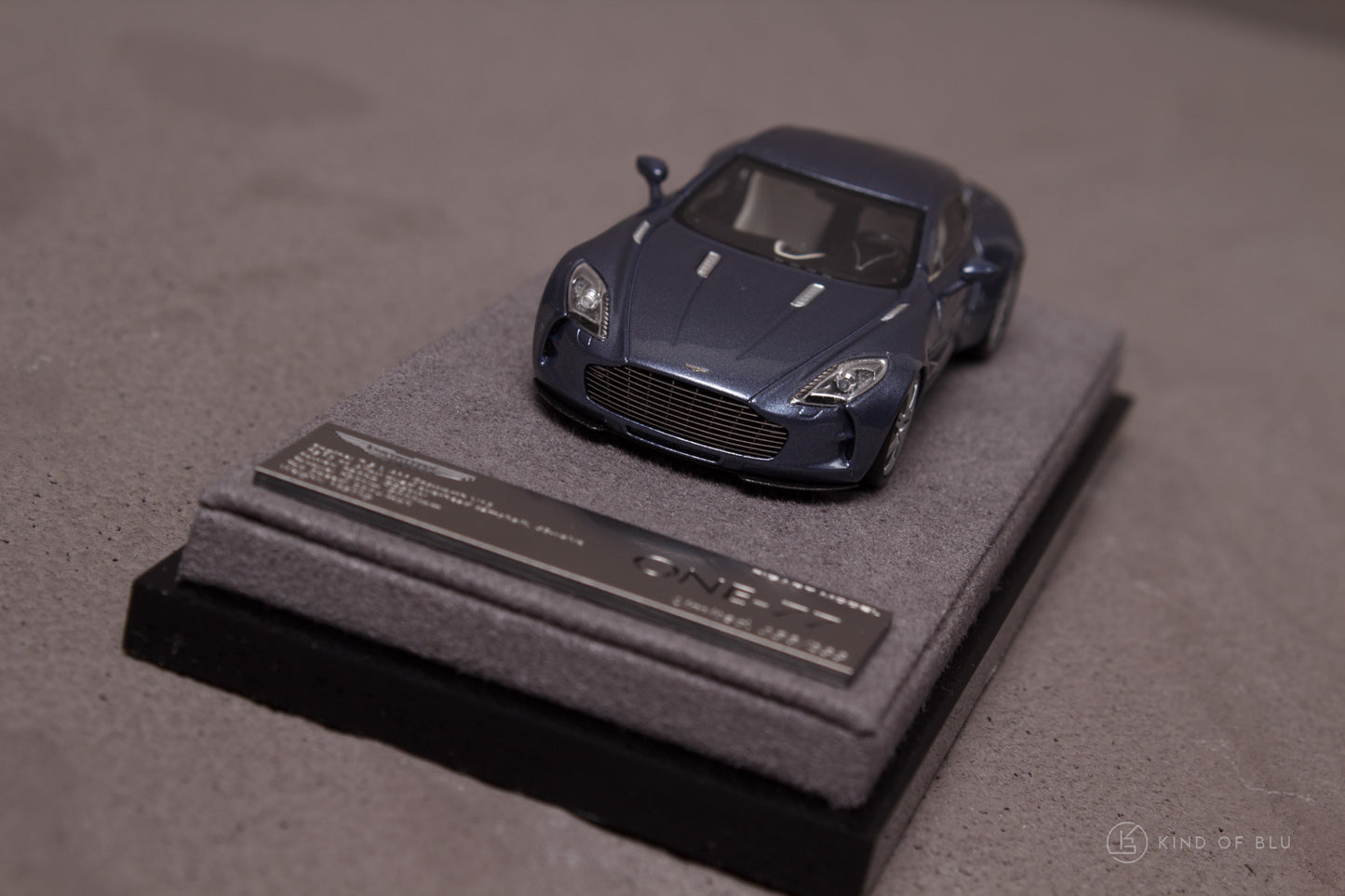 Aston Martin One-77 in Villa d'Este Blue 1:64 — lg64002a 4