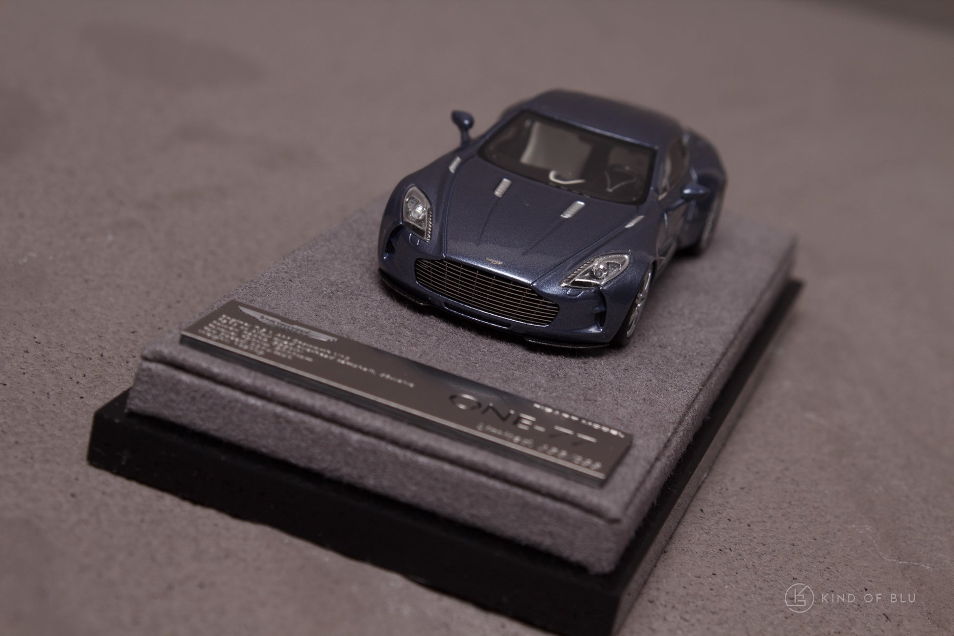 Aston Martin One-77 in Villa d'Este Blue 1:64 — lg64002a 4
