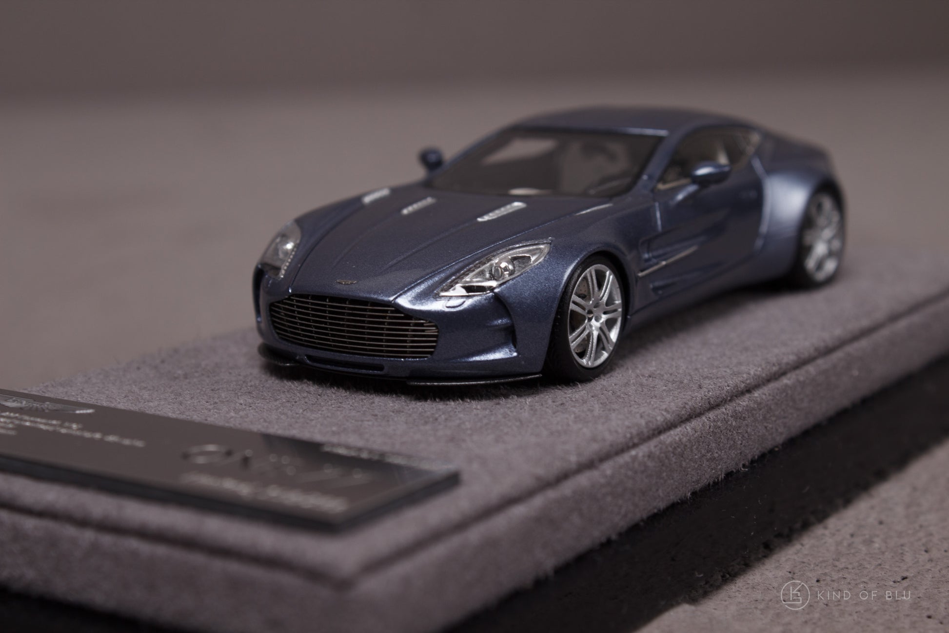Aston Martin One-77 in Villa d'Este Blue 1:64 — lg64002a 1