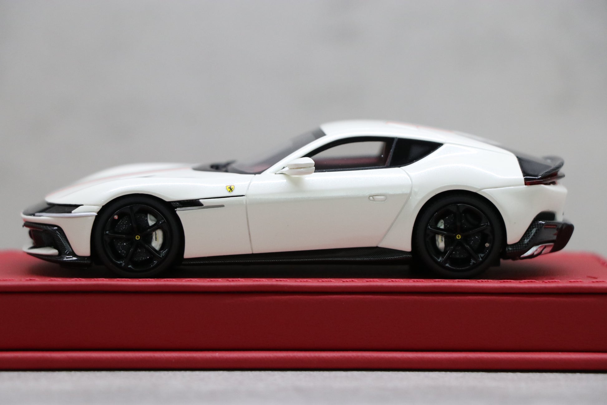 Ferrari 12 Cilindri in Bianco Italia with Italian Stripe - 2