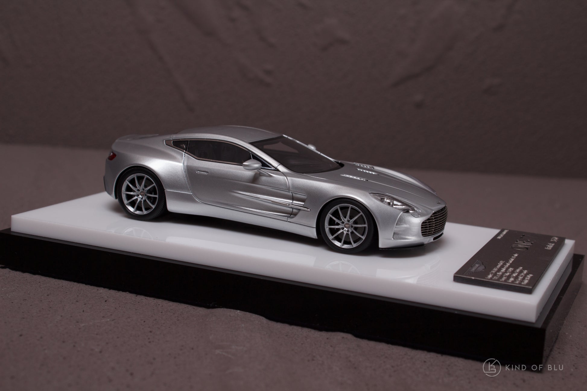 Aston Martin One-77  in Lightning Silver — f 3