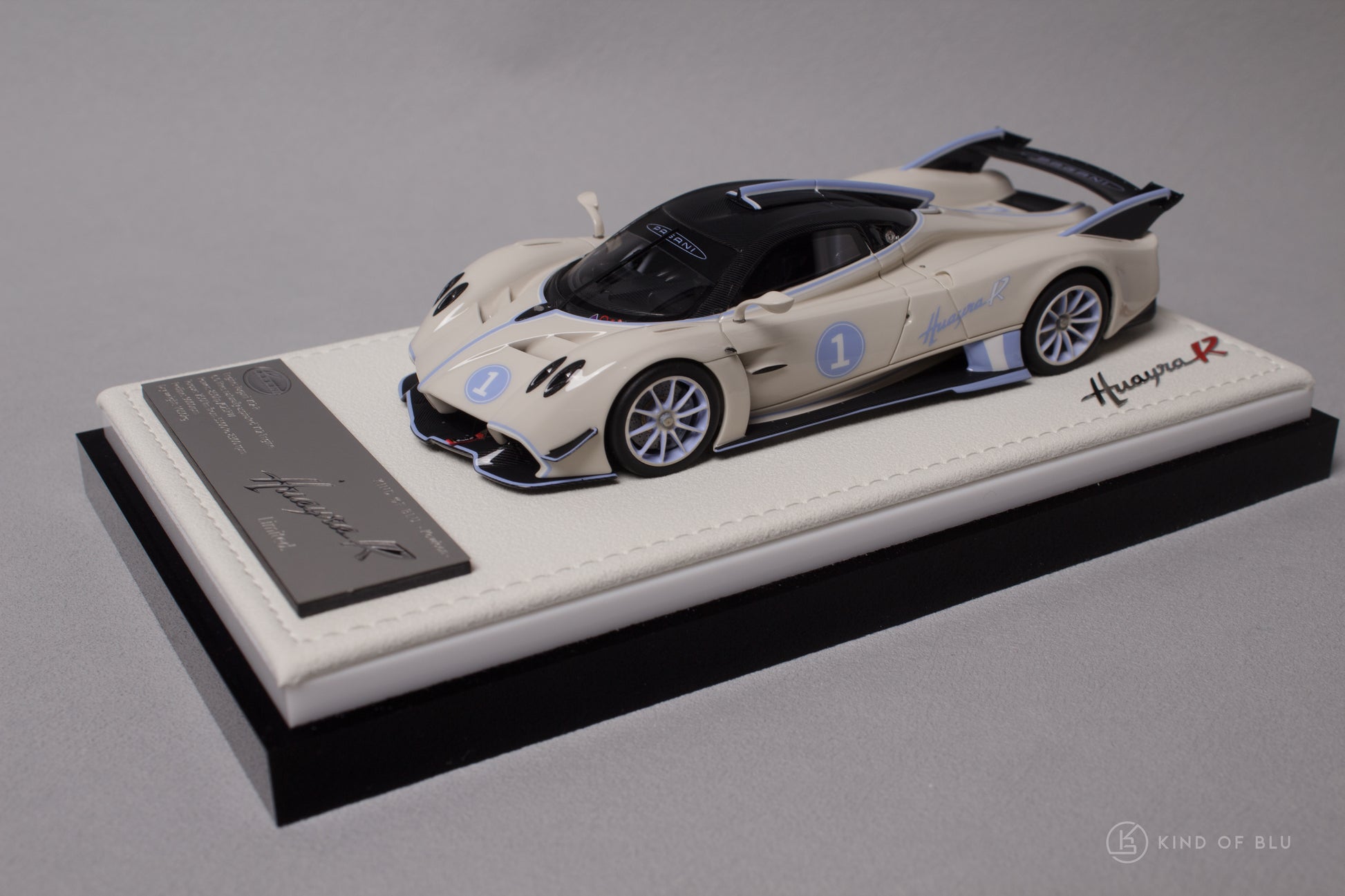 Figart 1:43 Pagani Huayra R in Lilium Blu - LG43KOB003-3.jpg