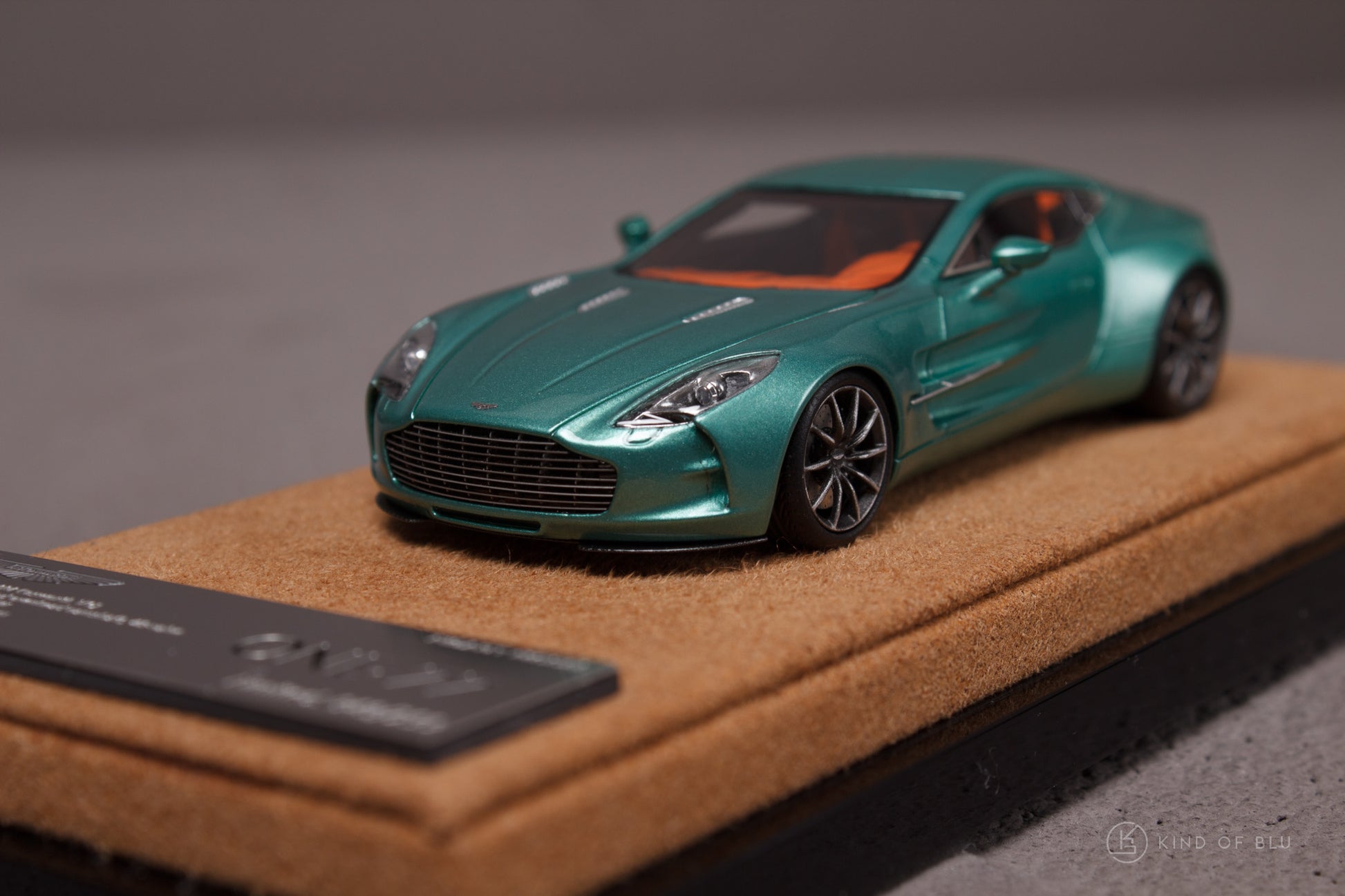 Aston Martin One-77 in Green Pearl 1:64 — lg64002b 1