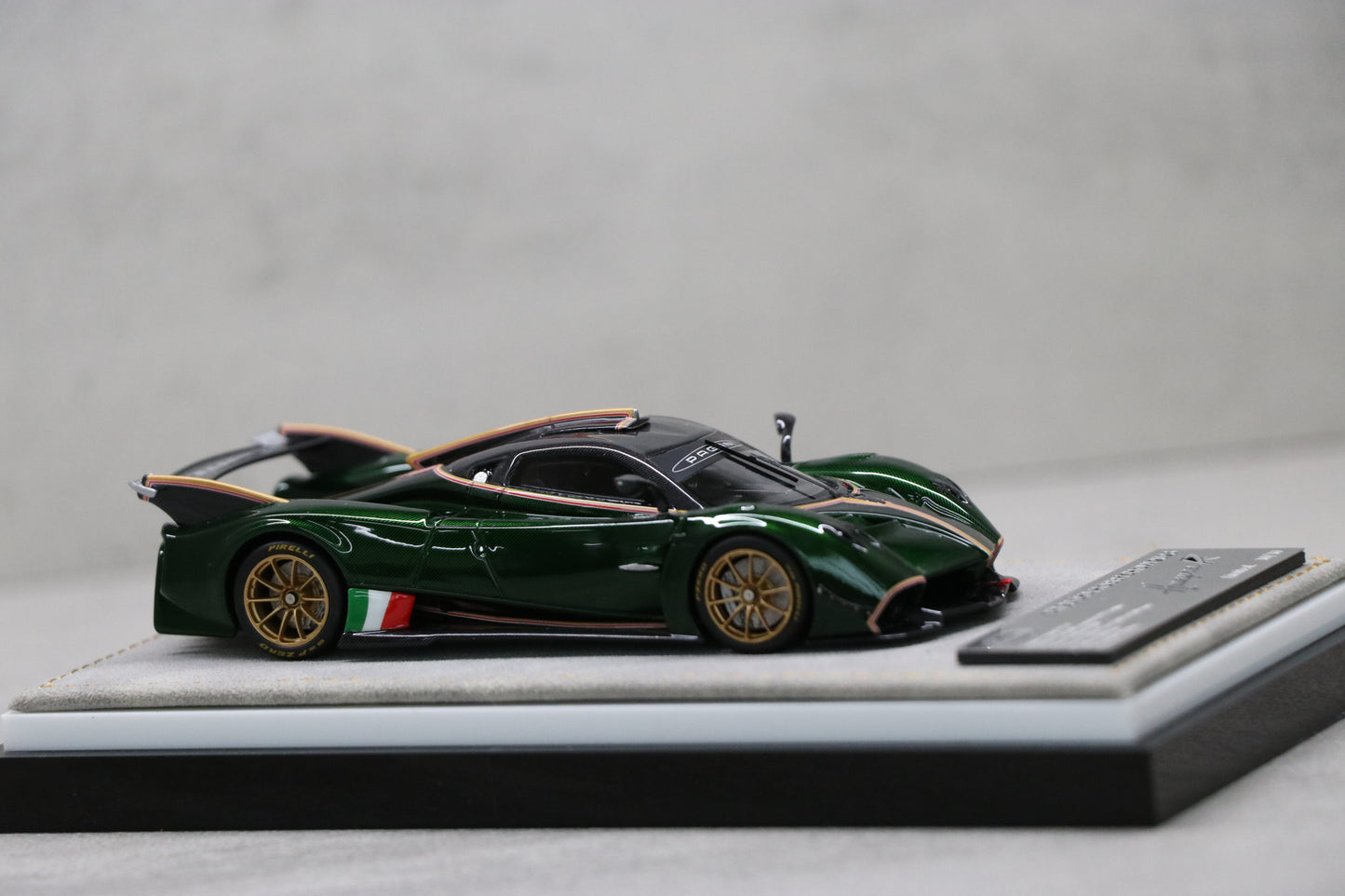 Pagani Huayra R in Transparent Verde Smeraldo — e90f215d055db154566509b7caeaba20