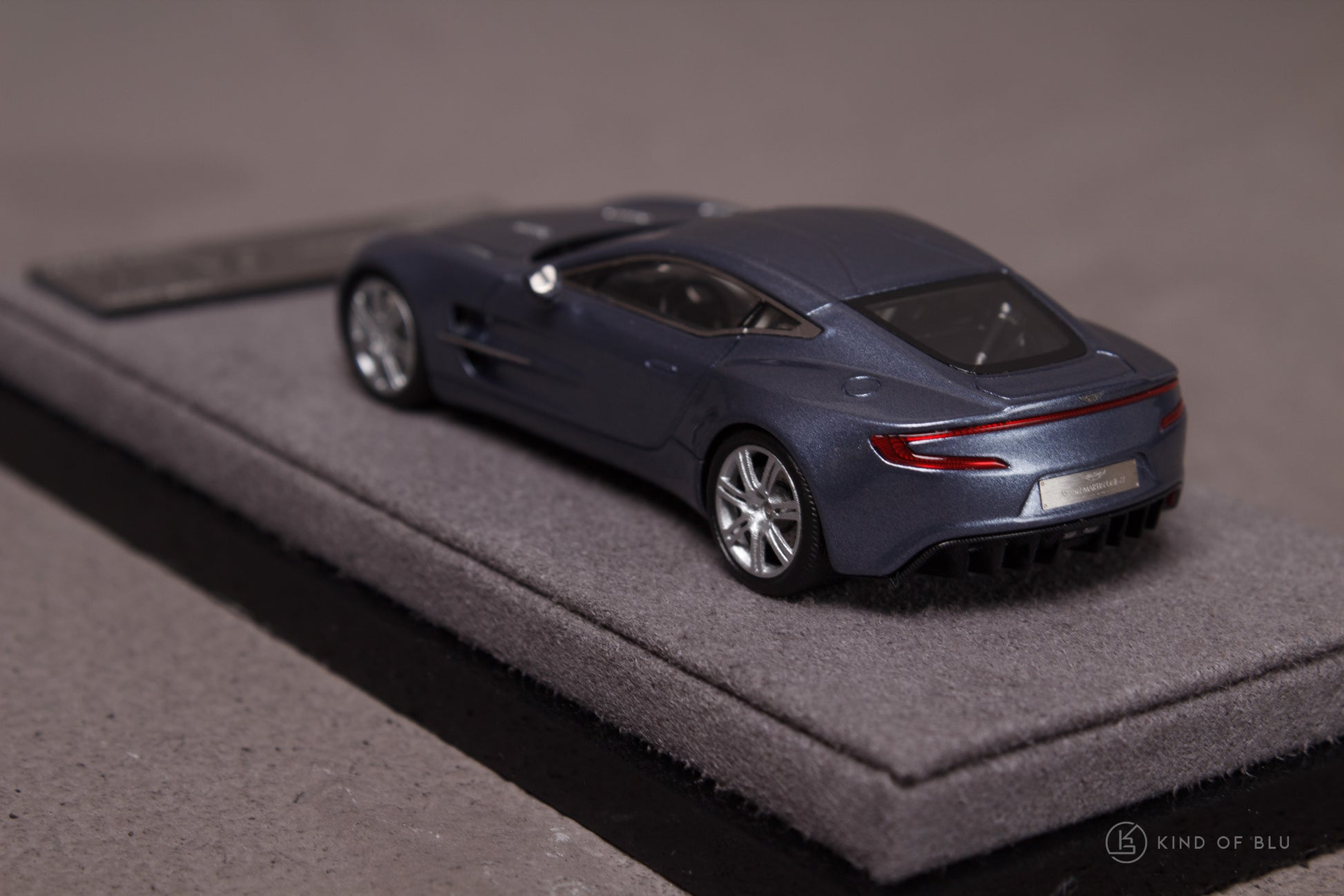 Aston Martin One-77 in Villa d'Este Blue 1:64 — lg64002a 3