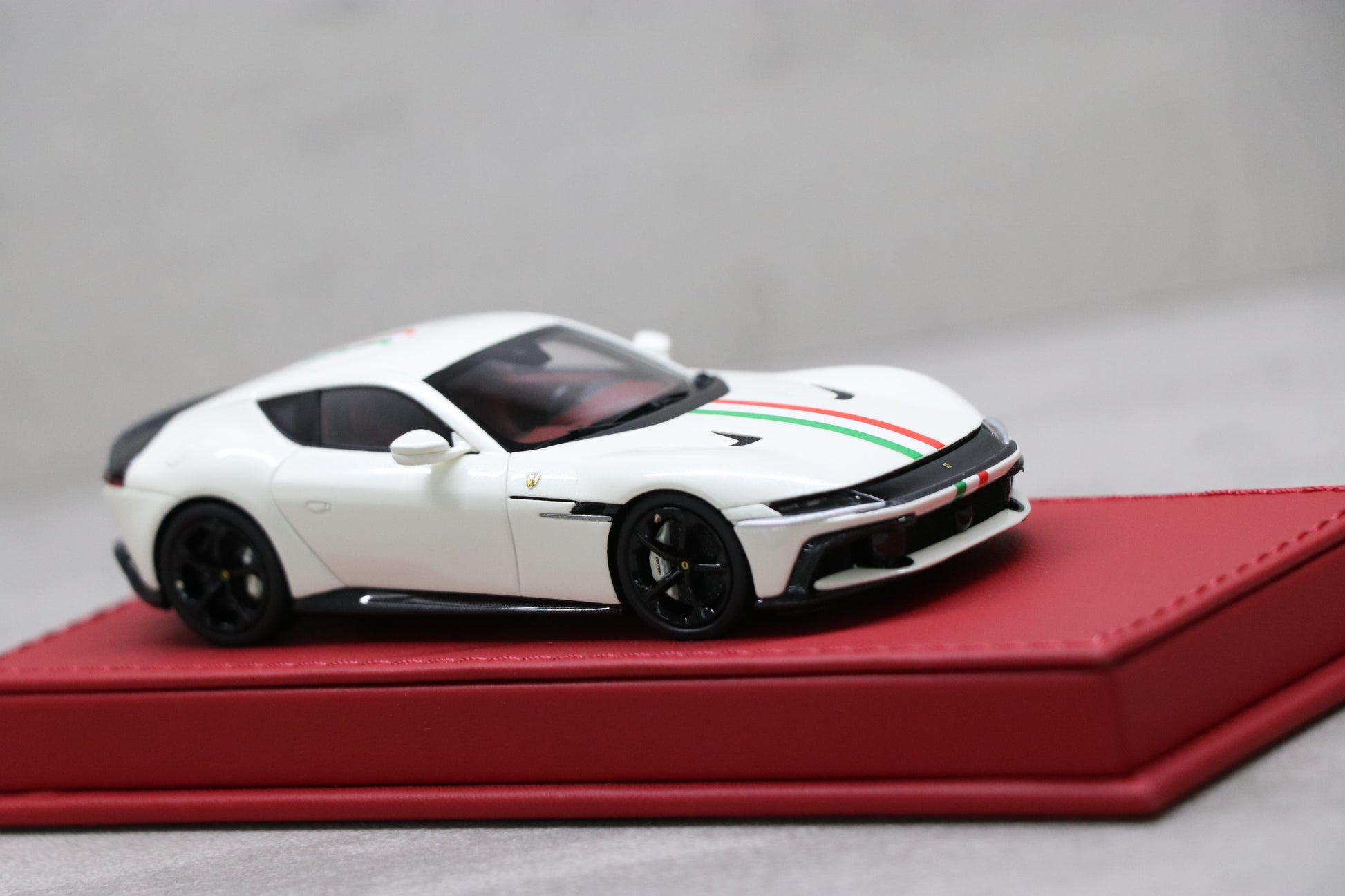 Ferrari 12 Cilindri in Bianco Italia with Italian Stripe - 7