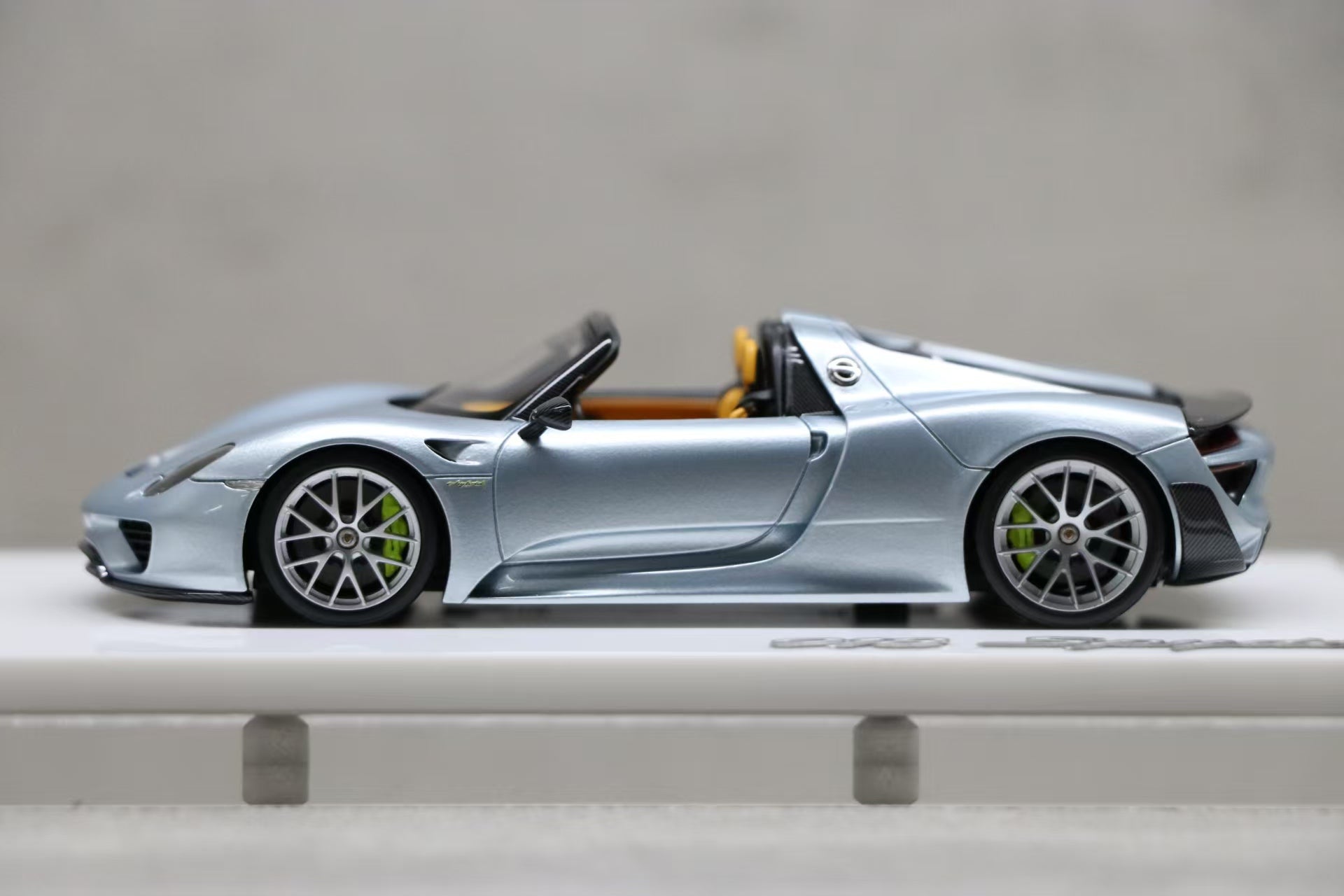 Porsche 918 Spyder weissach package 2011 in Liquid Metal Chrome Blue — 02