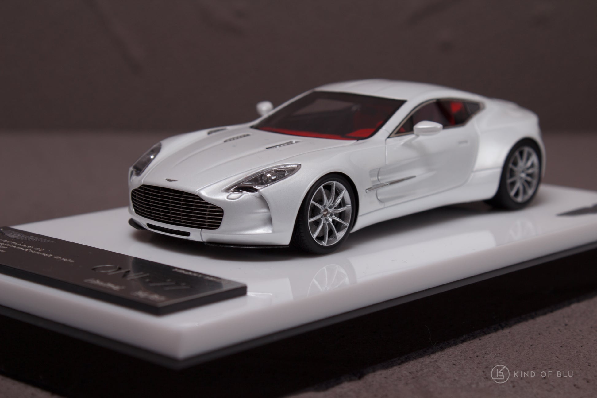 Aston Martin One-77  in Morning Frost White — d 5