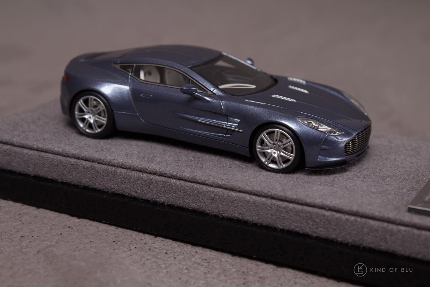 Aston Martin One-77 in Villa d'Este Blue 1:64 — lg64002a 2