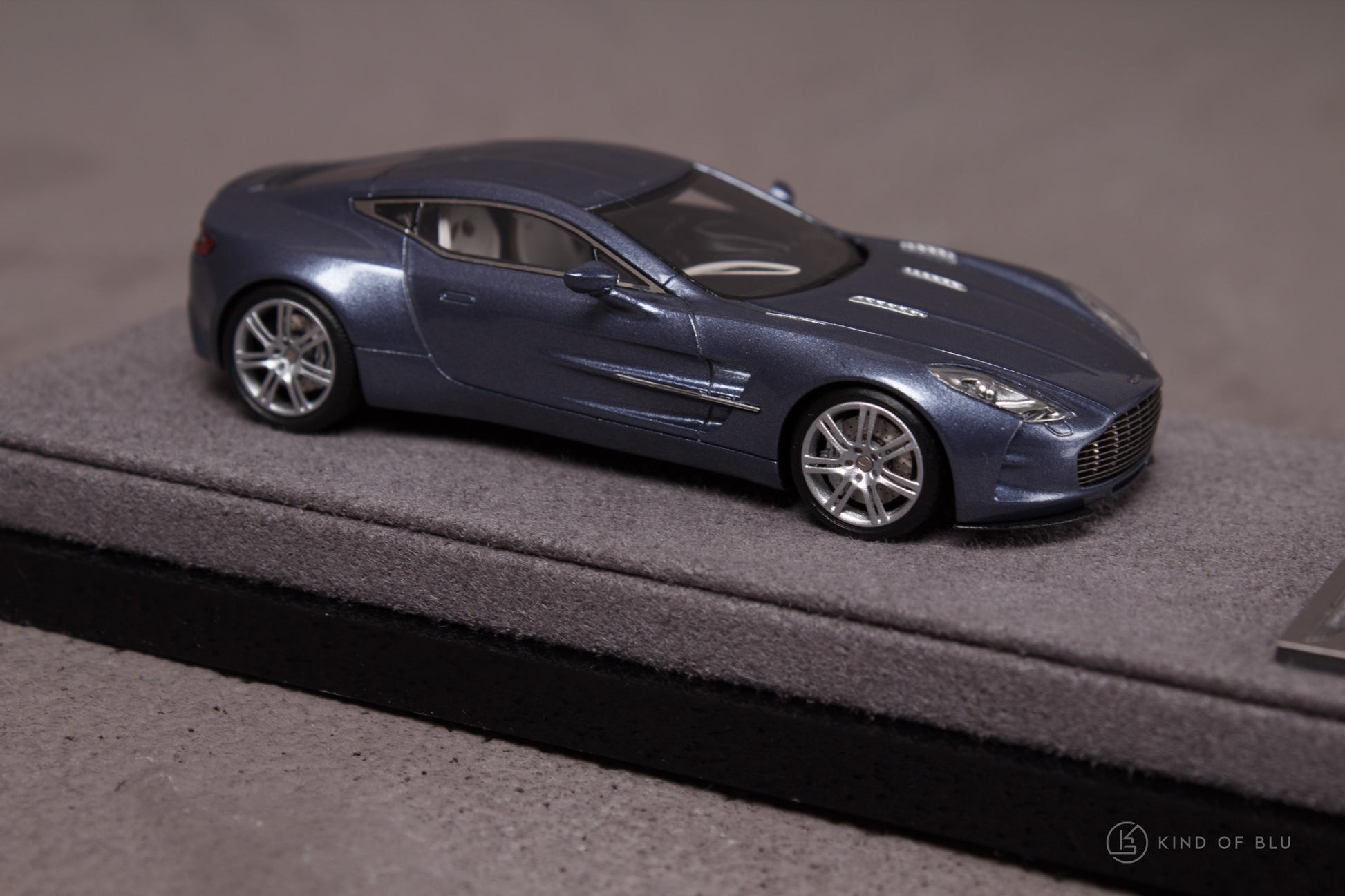 Aston Martin One-77 in Villa d'Este Blue 1:64 — lg64002a 2