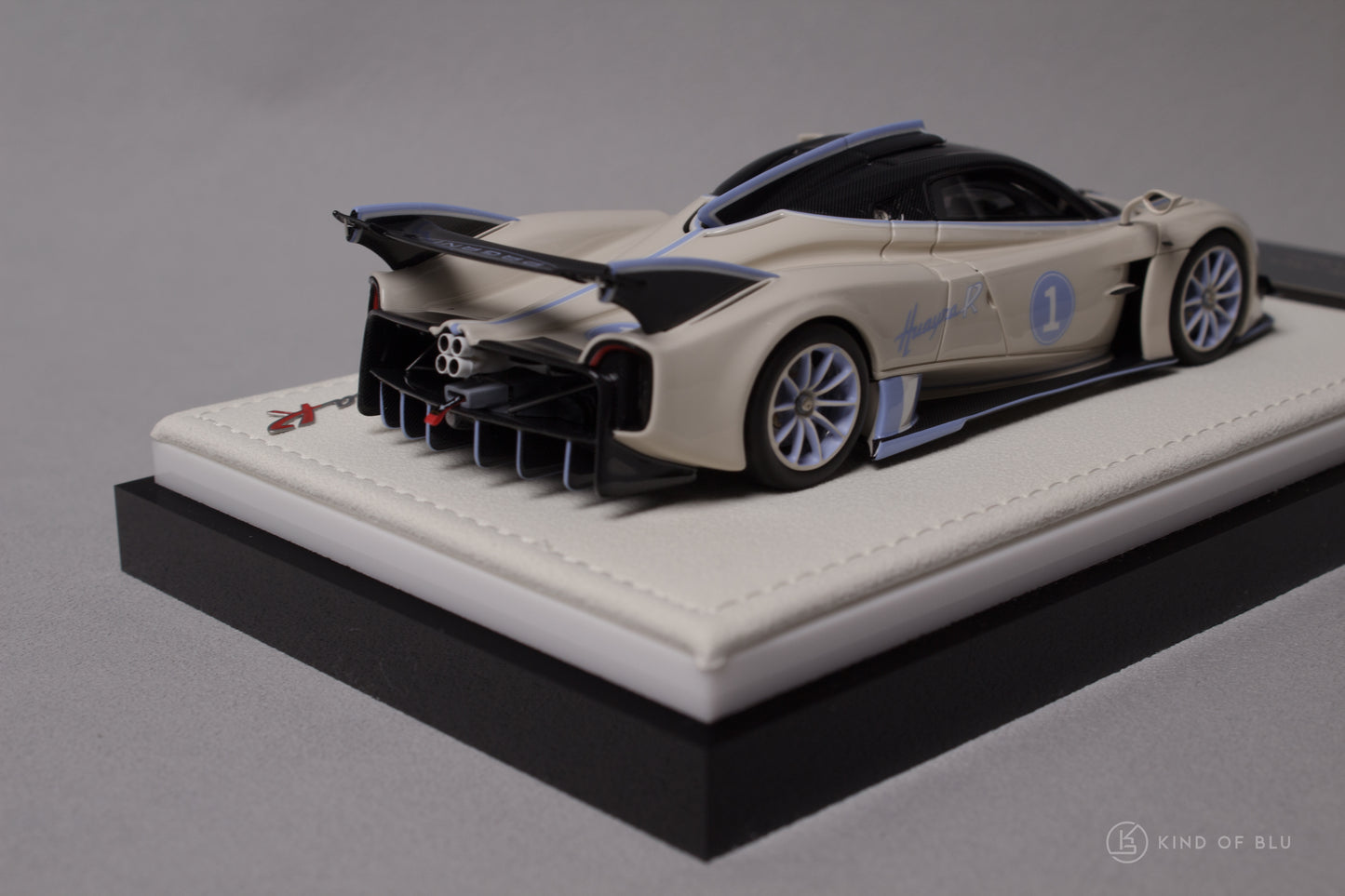 Figart 1:43 Pagani Huayra R in Lilium Blu - LG43KOB003-4.jpg