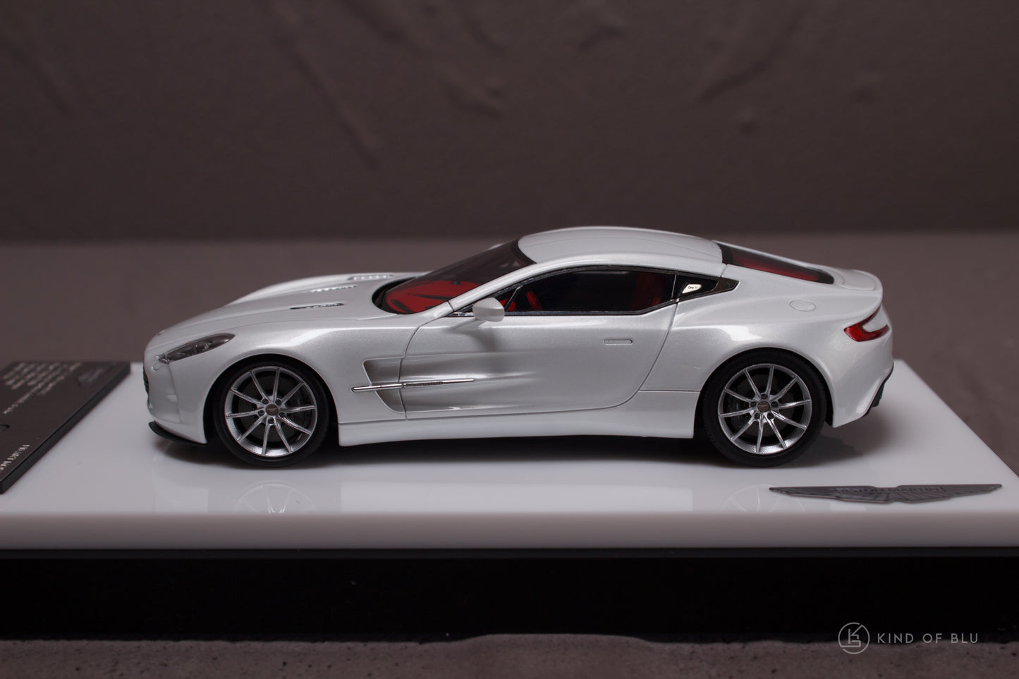 Aston Martin One-77  in Morning Frost White — d 2