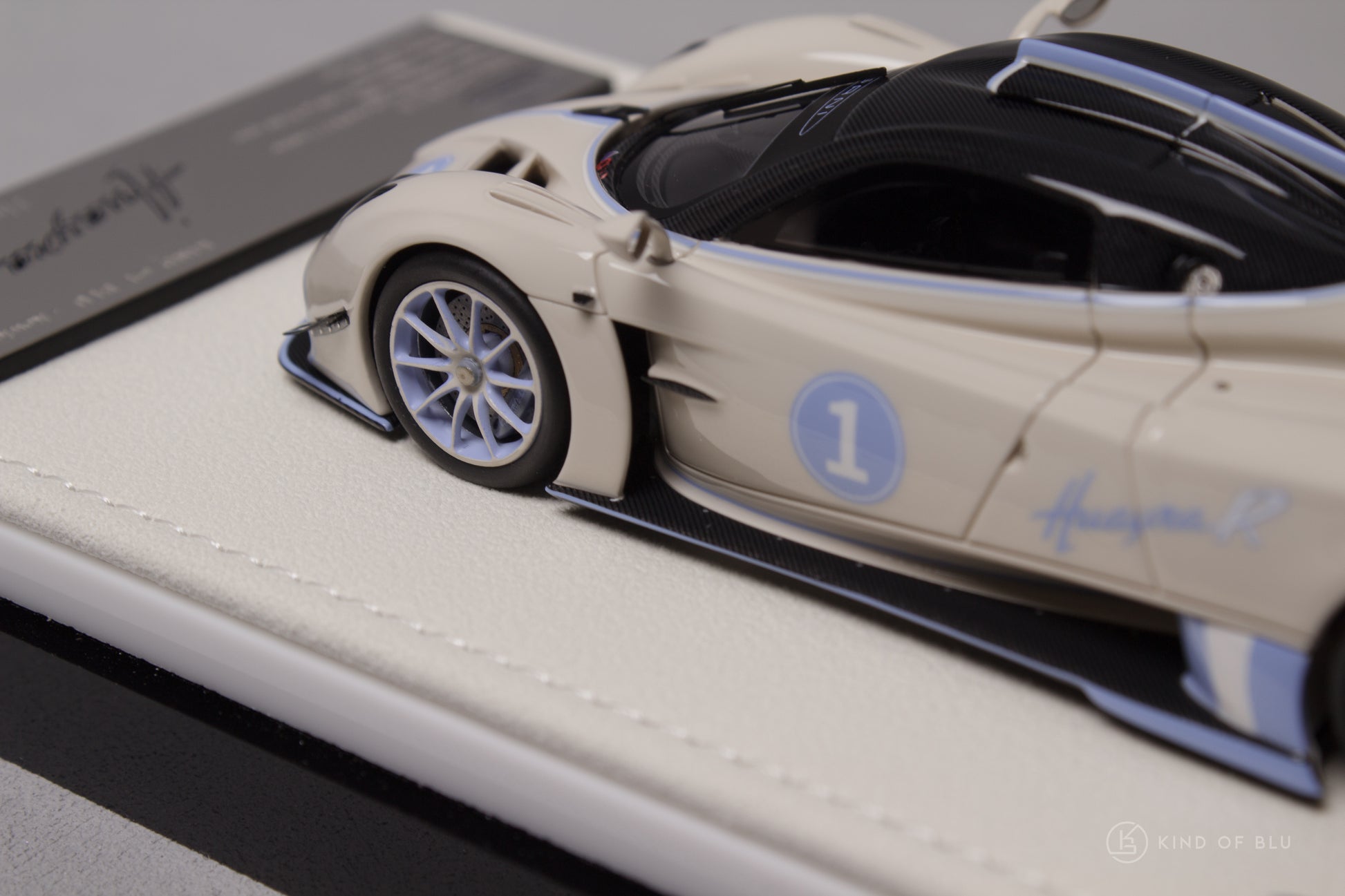 Figart 1:43 Pagani Huayra R in Lilium Blu - LG43KOB003-7.jpg
