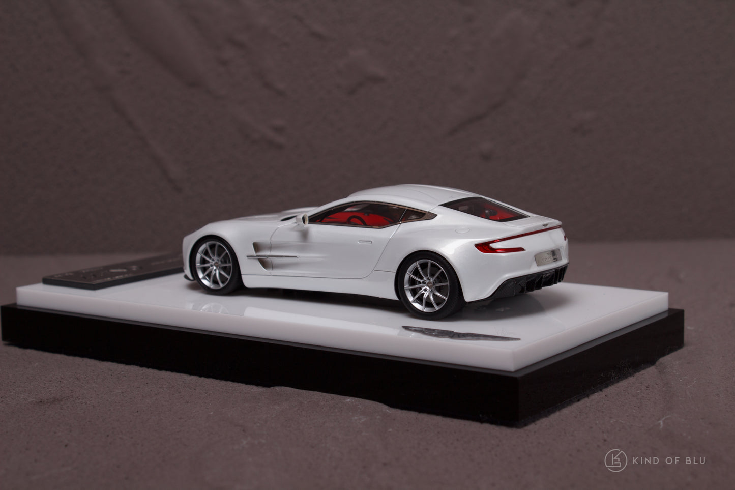 Aston Martin One-77  in Morning Frost White — d 4