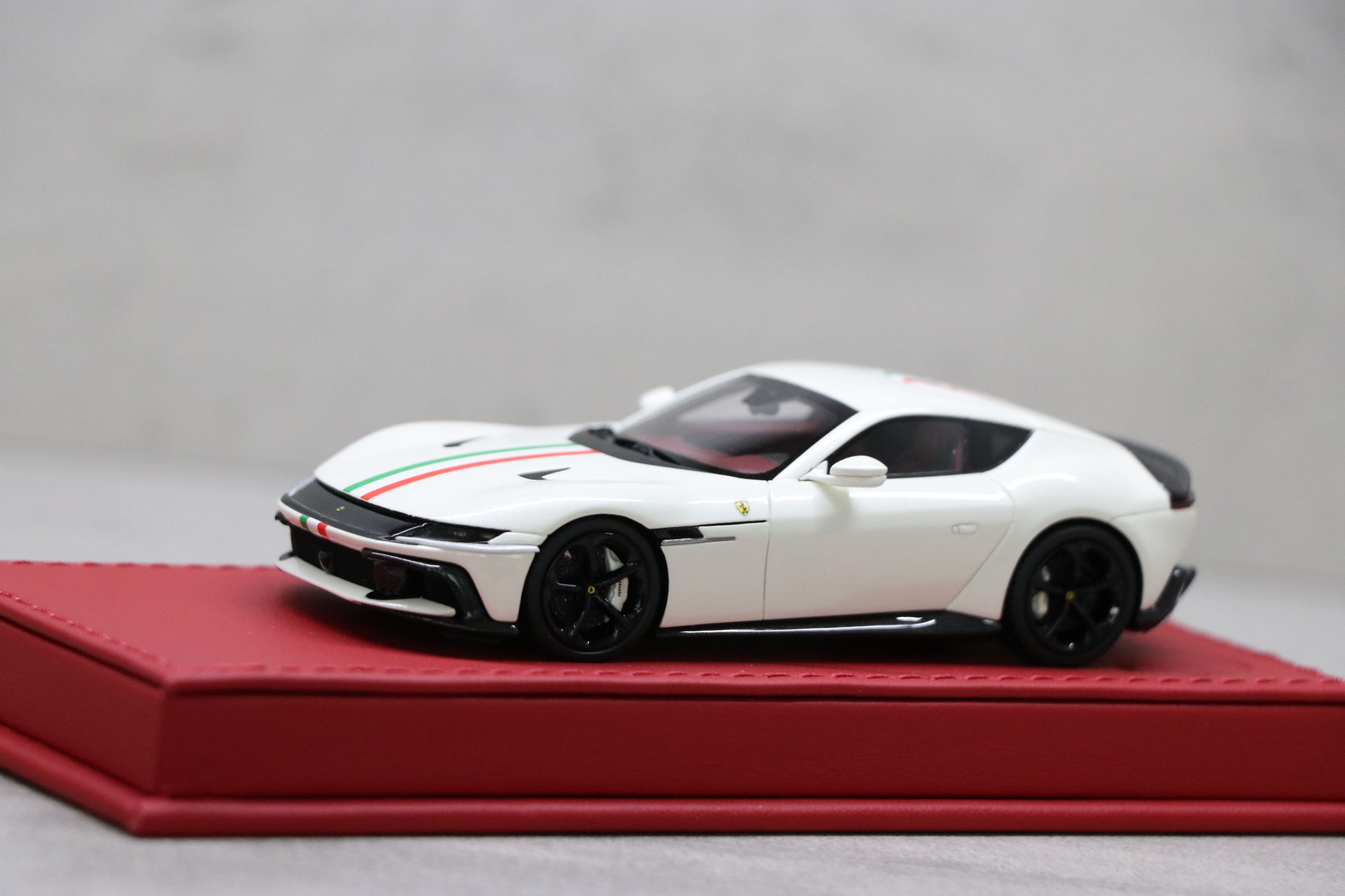 Ferrari 12 Cilindri in Bianco Italia with Italian Stripe - 8
