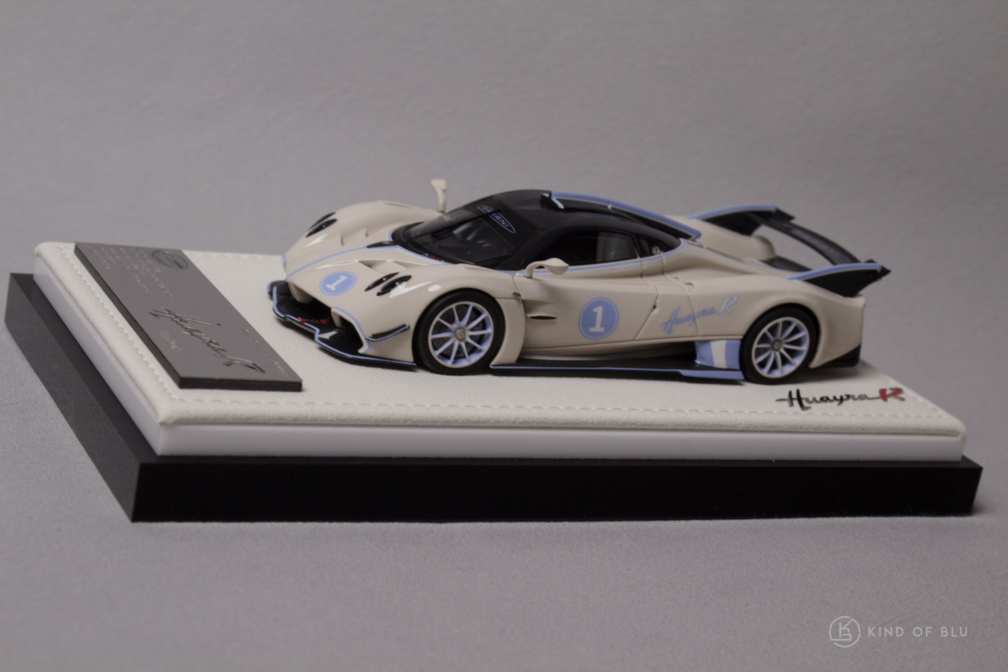 Figart 1:43 Pagani Huayra R in Lilium Blu - LG43KOB003-10.jpg