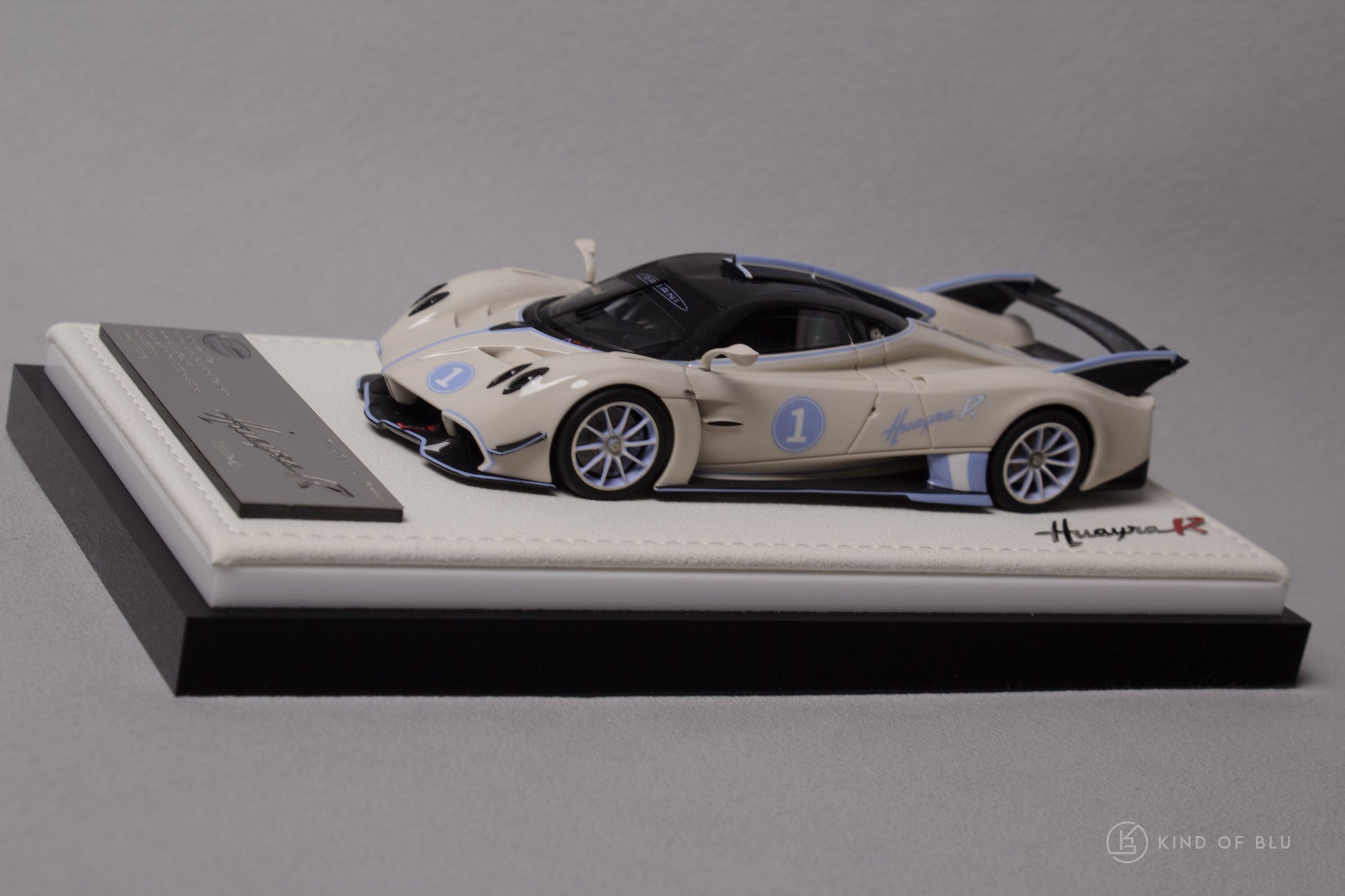 Figart 1:43 Pagani Huayra R in Lilium Blu - LG43KOB003-10.jpg