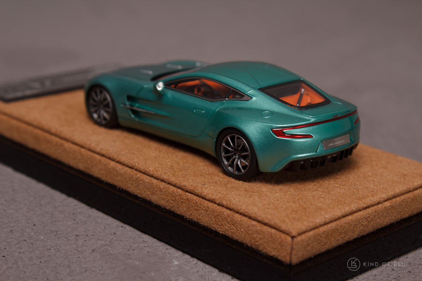 Aston Martin One-77 in Green Pearl 1:64 — lg64002b 3