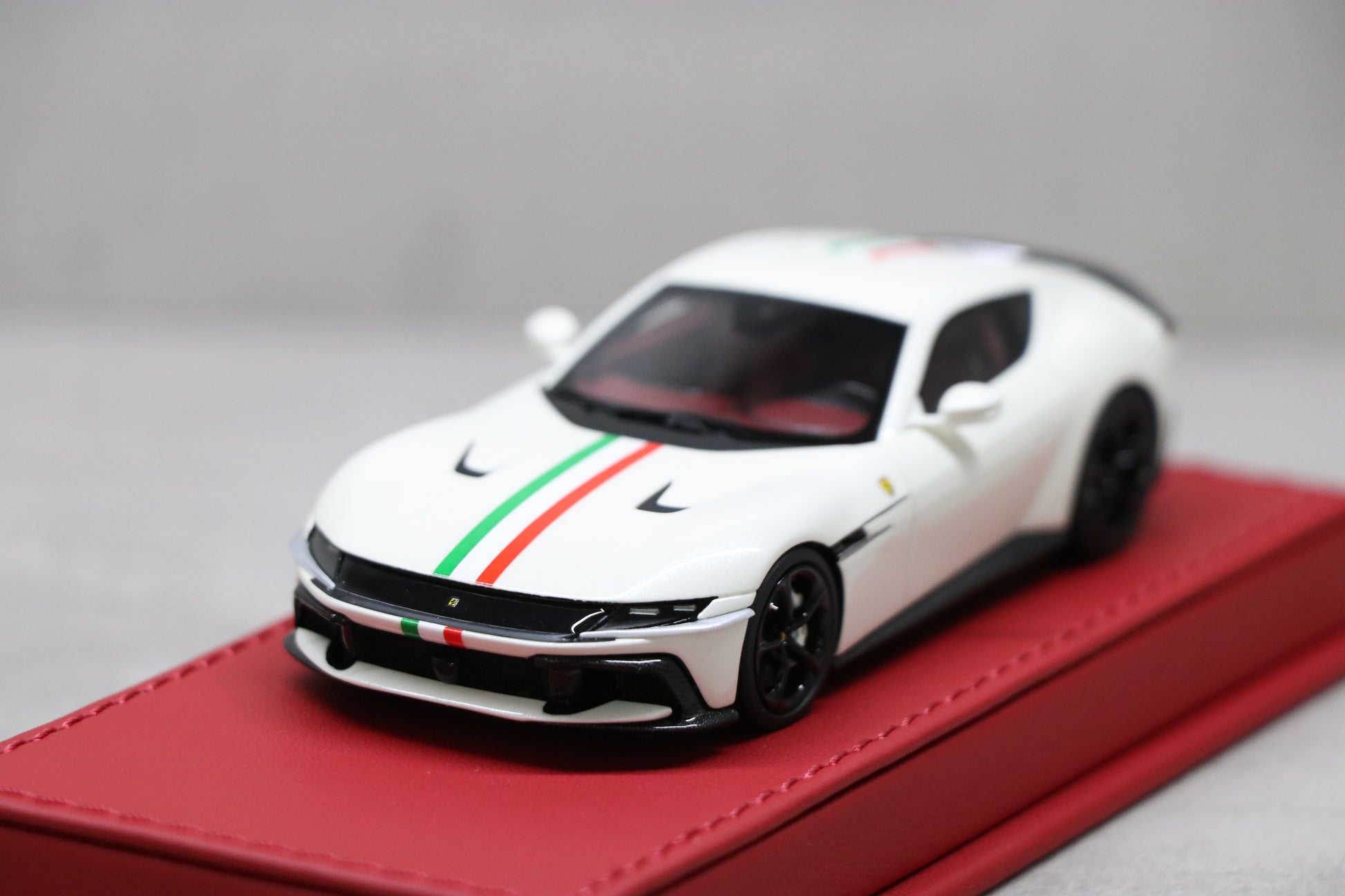 Ferrari 12 Cilindri in Bianco Italia with Italian Stripe - 5