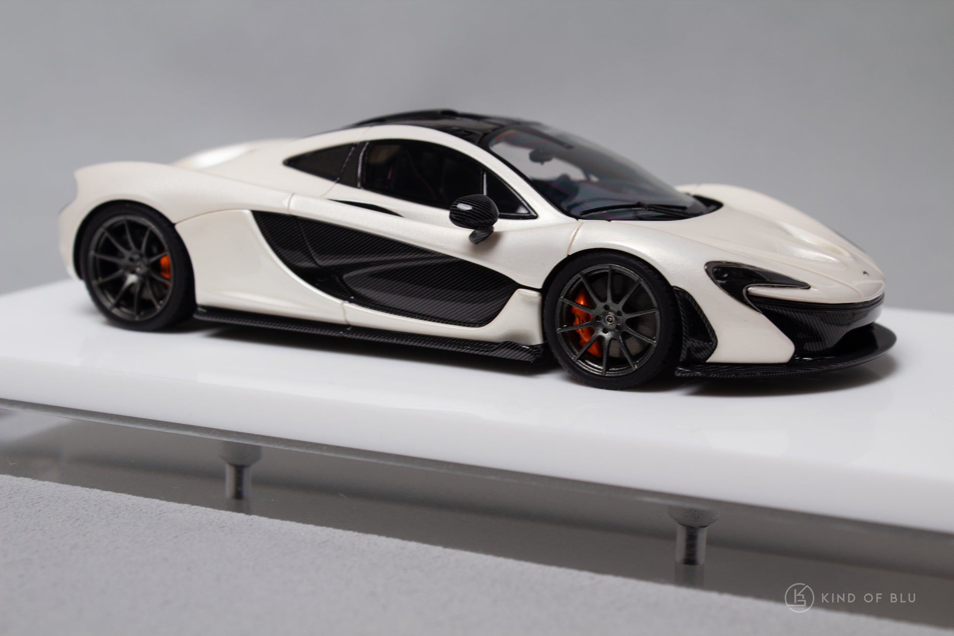 McLaren P1 2013 in Ice Pearl White - em741d 5