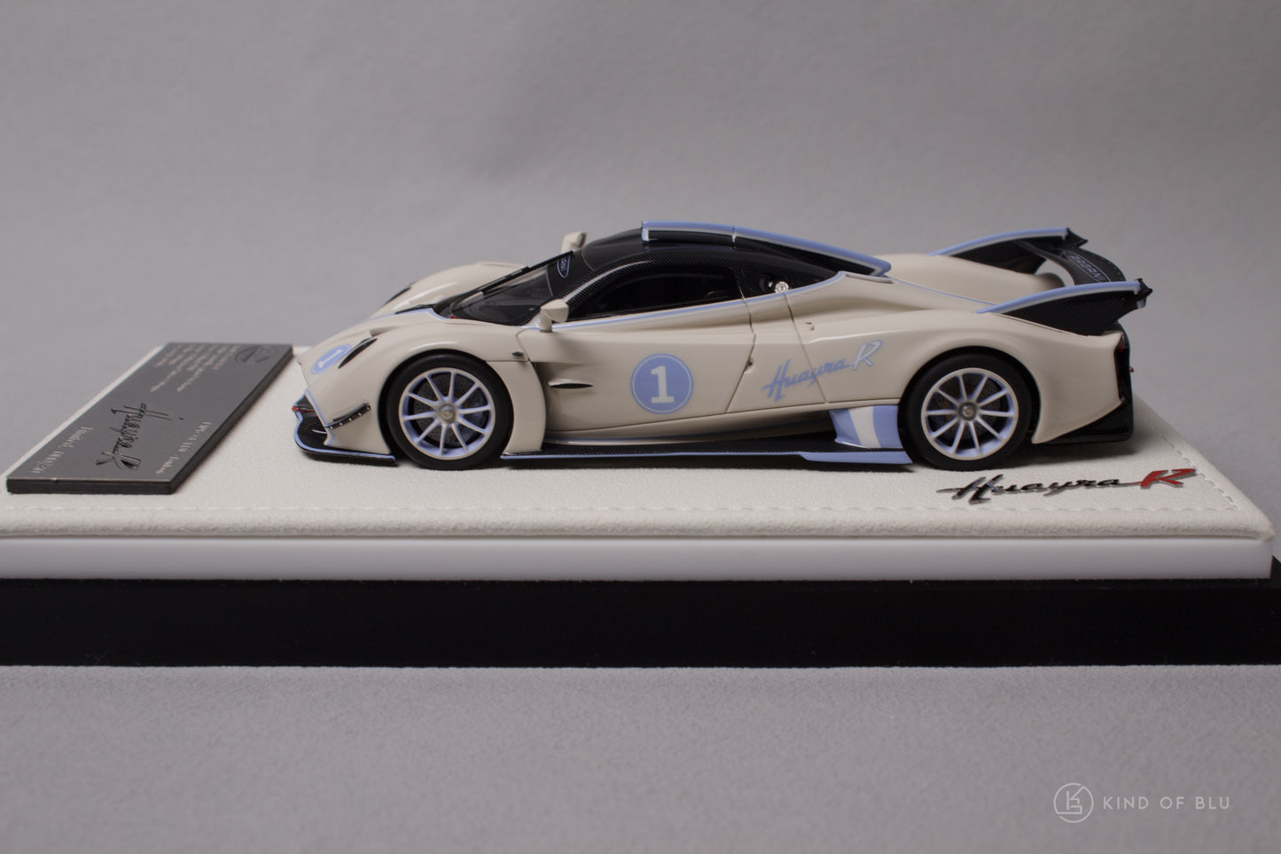 Figart 1:43 Pagani Huayra R in Lilium Blu - LG43KOB003-2.jpg