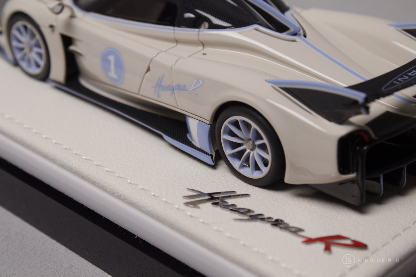 Figart 1:43 Pagani Huayra R in Lilium Blu - LG43KOB003-9.jpg