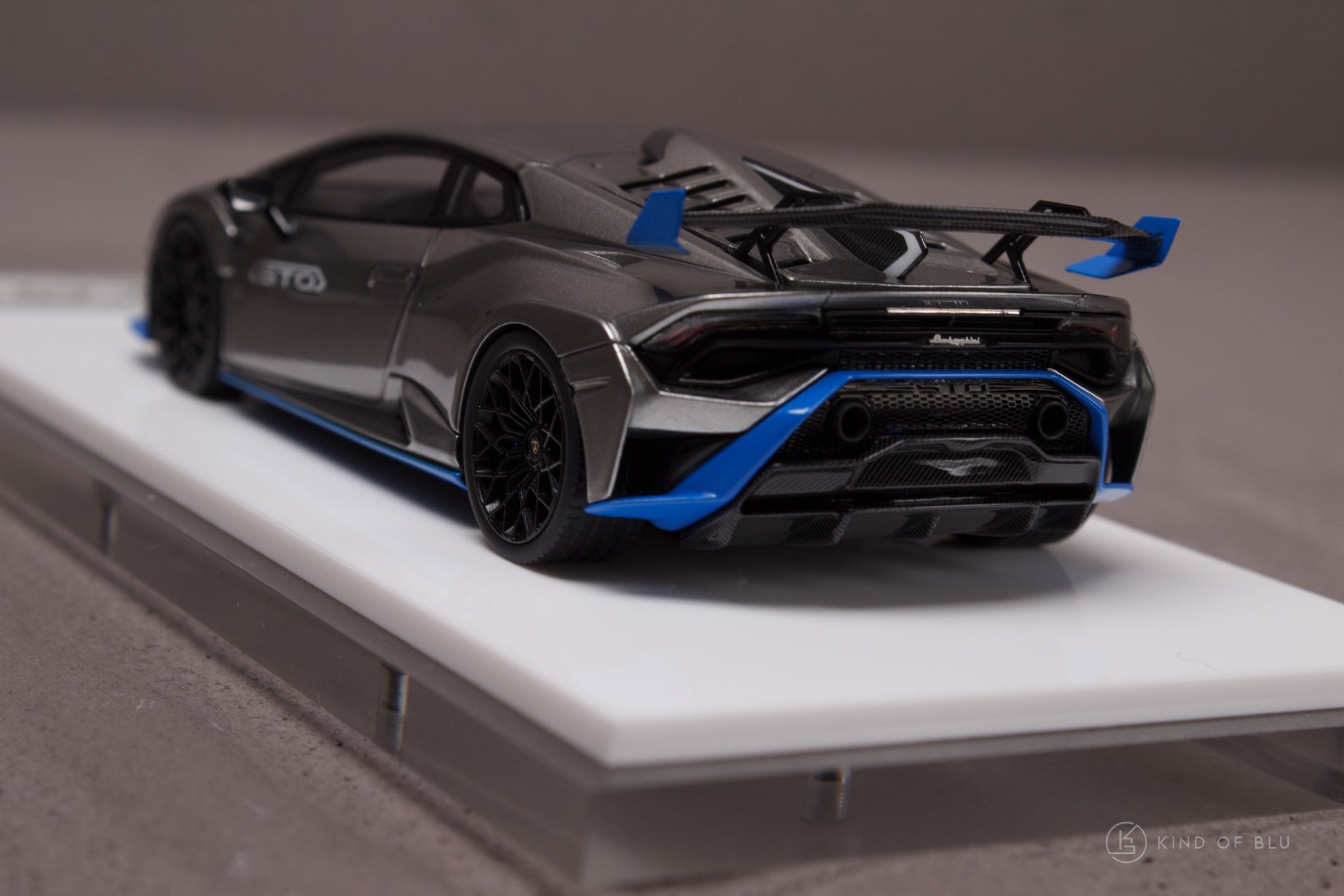 Lamborghini Huracan STO 2021 in Grigio Nimbus / Blue — em787e 3