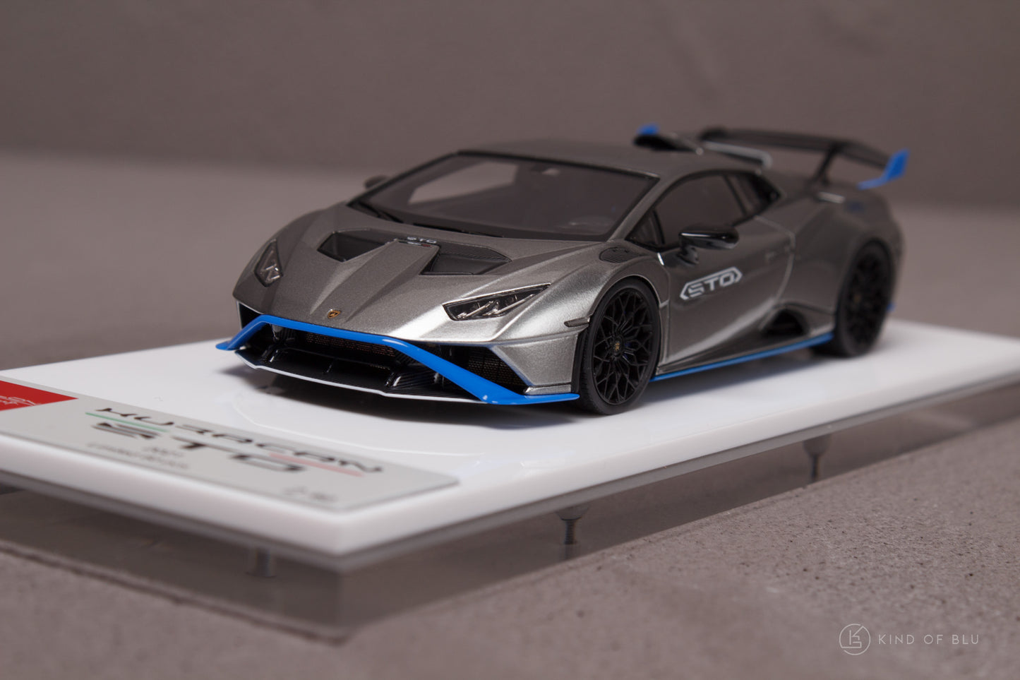 Lamborghini Huracan STO 2021 in Grigio Nimbus / Blue — em787e 4