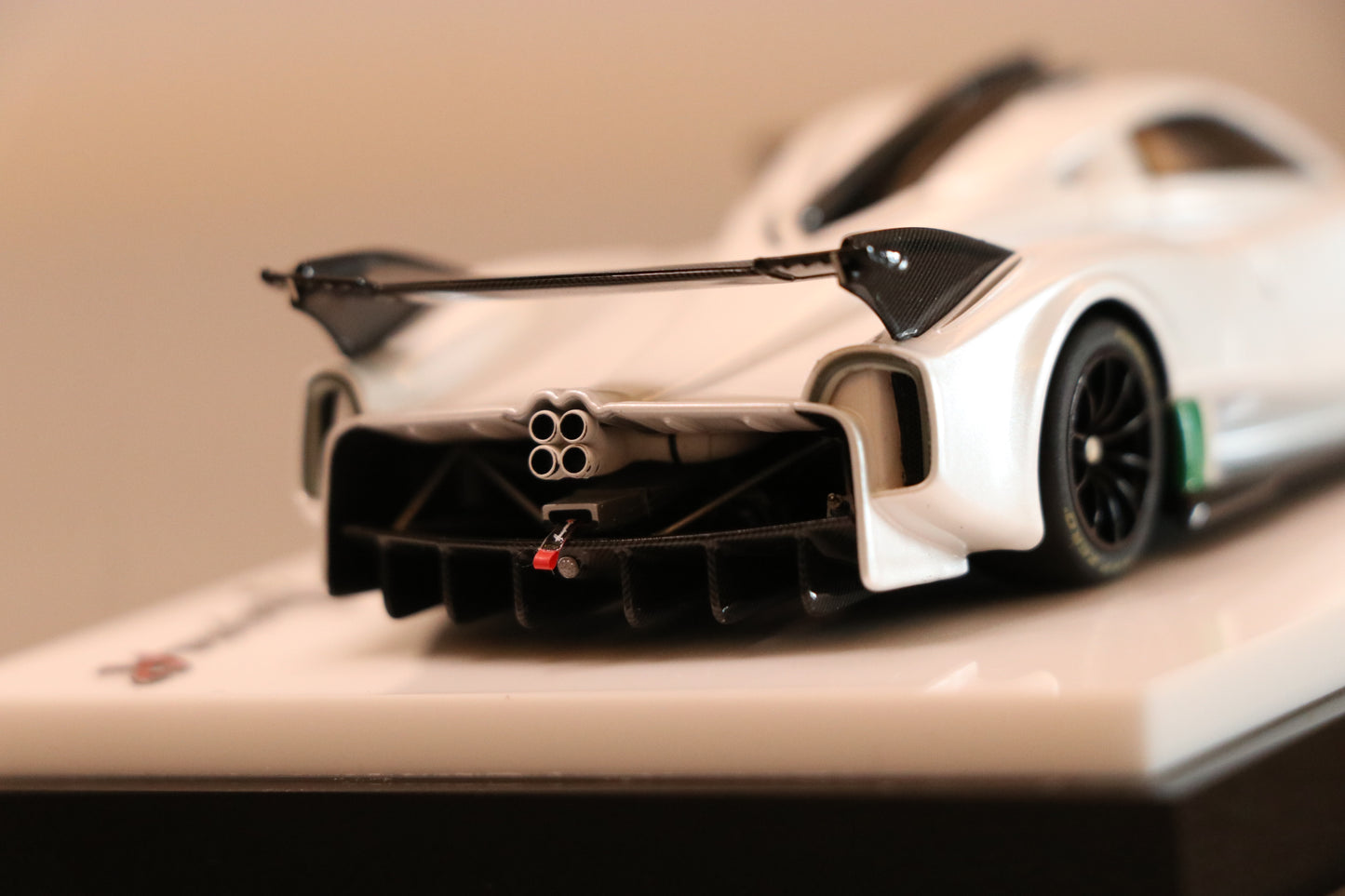 Figart Model Pagani Huayra R Bianco Benny