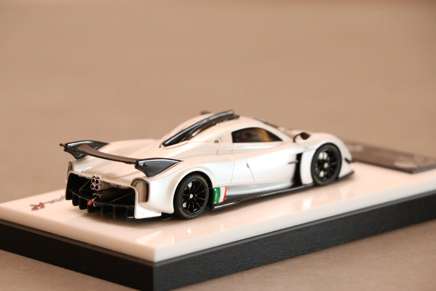 Figart Model Pagani Huayra R Bianco Benny